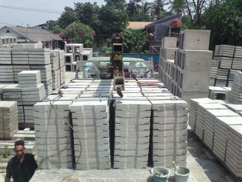 Stok cover U-Ditch beton di gudang plan Karawang