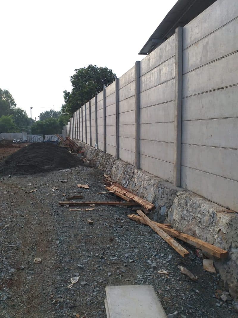 Pagar panel beton Kraton terpasang di kawasan KIIC Karawang